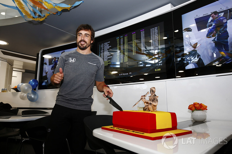 Fernando Alonso, McLaren doğum gününü kutluyor