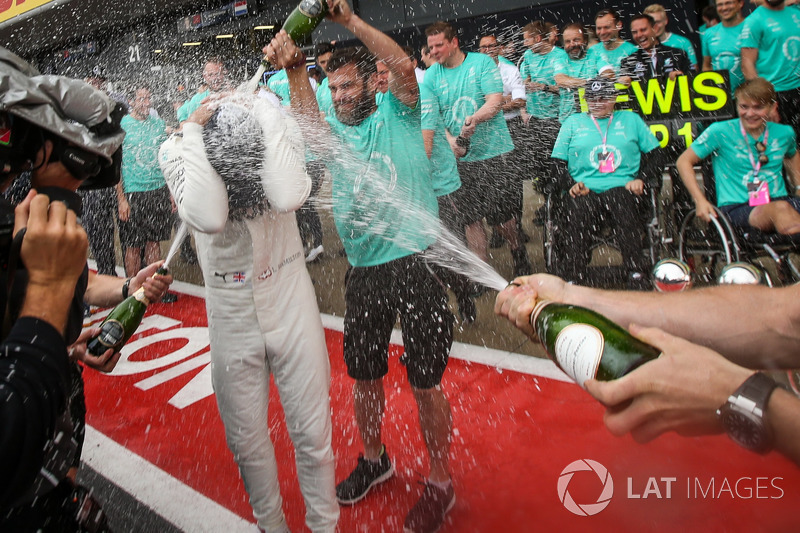 Lewis Hamilton, Mercedes AMG F1 celebrates, champagne and the trophies with Billy Monger and the team