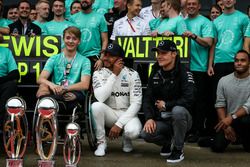 Le vainqueur Lewis Hamilton, Mercedes AMG F1 fête sa victoire avec son frère Nicolas Hamilton, Valtteri Bottas, Mercedes AMG F1, Billy Monger et l'équipe