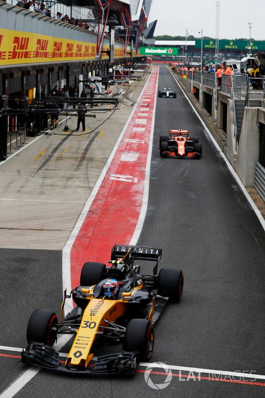  Jolyon Palmer, Renault Sport F1 Team RS17, Stoffel Vandoorne, McLaren MCL32 and Lewis Hamilton, Mercedes AMG F1 W08