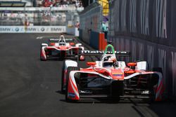 Felix Rosenqvist, Mahindra Racing, leidt voor Nick Heidfeld, Mahindra Racing