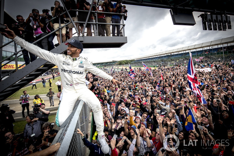 Race winner Lewis Hamilton, Mercedes AMG F1, celebrates victory with the fans