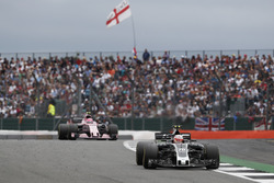 Kevin Magnussen, Haas F1 Team VF-17, Esteban Ocon, Sahara Force India F1 VJM10