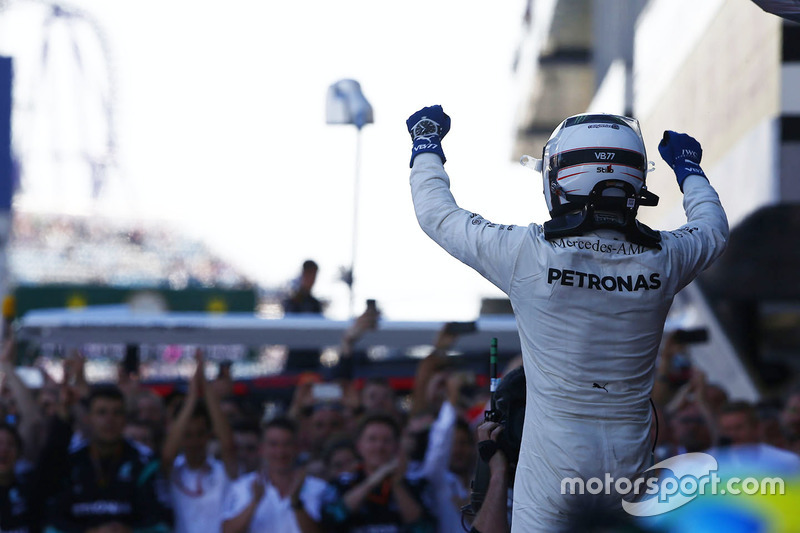 Le vainqueur Valtteri Bottas, Mercedes AMG F1