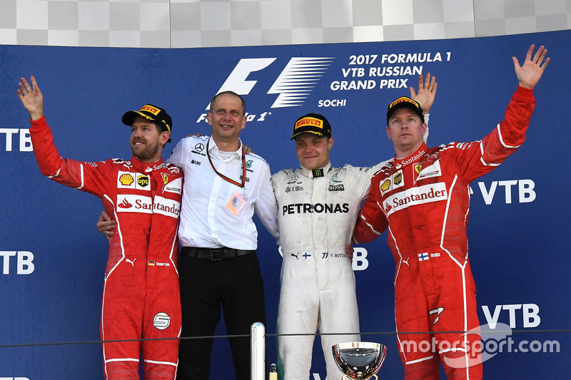 Sebastian Vettel, Ferrari, Tony Ross, Mercedes AMG F1 Race Engineer, Valtteri Bottas, Mercedes AMG F