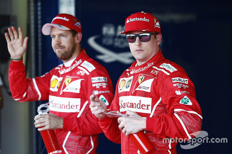 Ganador de la pole Sebastian Vettel, Ferrari, segundo Kimi Raikkonen, Ferrari