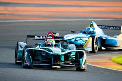 Oliver Turvey, NIO Formula E Team, devant Nicolas Prost, Renault e.Dams