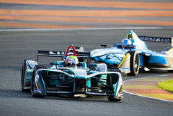 Oliver Turvey, NIO Formula E Team, devant Nicolas Prost, Renault e.Dams