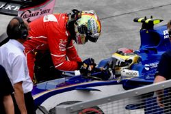 Гонщик Ferrari Себастьян Феттель благодарит пилота Sauber Паскаля Верляйна