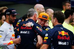 Max Verstappen, Red Bull Racing, racewinnaar, viert feest, Jonathan Wheatley, Team Manager, Red Bull Racing, Christian Horner, Team Principal, Red Bull Racing, het Red Bull-team