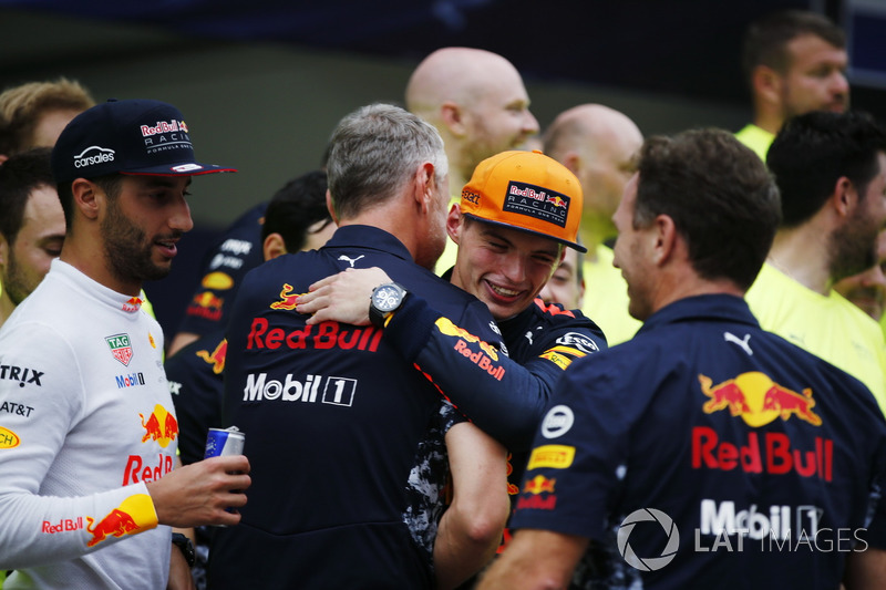 Max Verstappen, Red Bull Racing, race winner, celebrates, Jonathan Wheatley, Team Manager, Red Bull Racing, Christian Horner, Team Principal, Red Bull Racing, the Red Bull team