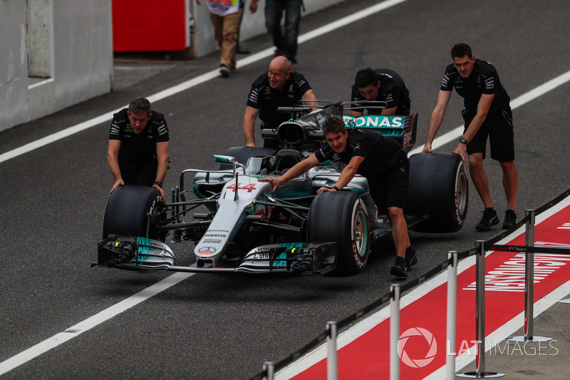 Mercedes AMG F1 mechanics, Mercedes-Benz F1 W08  in pit lane