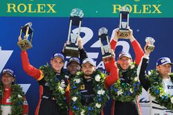 GTE AM podium: eerste plaats Robert Smith, Will Stevens, Dries Vanthoor, JMW Motorsport