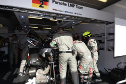 Les mécaniciens travaillent sur la #2 Porsche Team Porsche 919 Hybrid: Timo Bernhard, Earl Bamber, Brendon Hartley