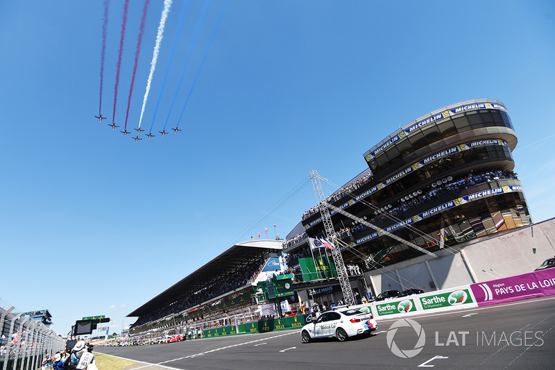 Aviones pasan por el circuito antes de la carrera