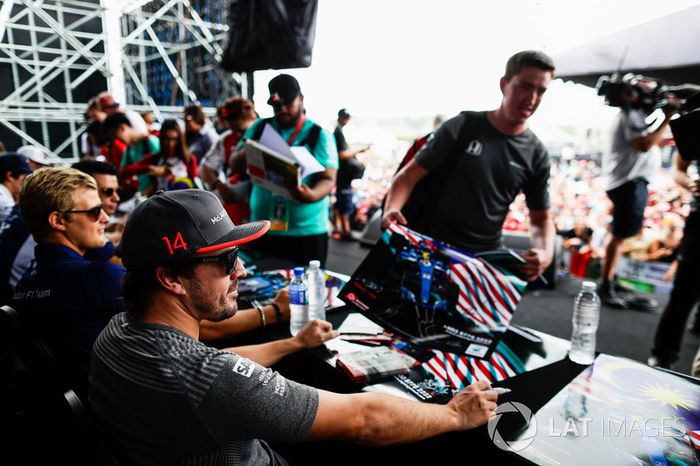 Fernando Alonso, McLaren, firma autógrafos para los aficionados