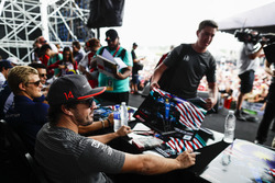 Fernando Alonso, McLaren, firma autógrafos para los aficionados