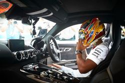 Lewis Hamilton, Mercedes AMG F1, en la cabina de un Mercedes AMG F1 GT S