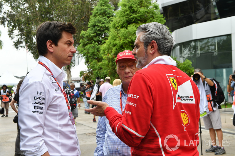 Toto Wolff, Direttore del Motorsport Mercedes AMG F1, Maurizio Arrivabene, Team Principal Ferrari e Niki Lauda, Presidente Non-Esecutivo Mercedes AMG F1