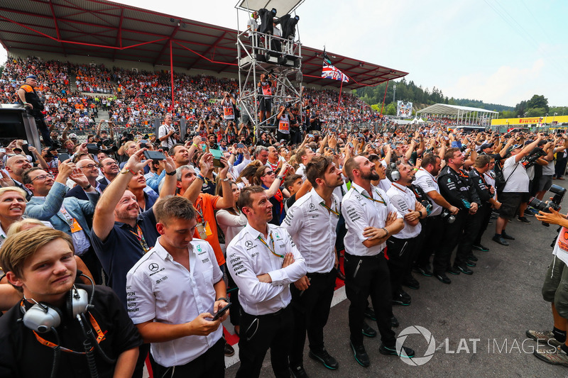 I meccanici del team Mercedes AMG F1 festeggiano nel parco chiuso