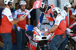 Скотт Реддінг, Pramac Racing, на піт-лейні міняє мотоцикл