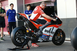 La Ducati de Jorge Lorenzo sous le regard de membres de l'équipe Yamaha