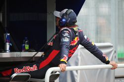 Carlos Sainz Jr., Scuderia Toro Rosso, watches FP1 from the pit wall after experiencing an early tec