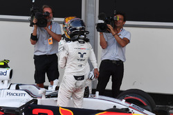 Fernando Alonso, McLaren félicite Lance Stroll, Williams dans le Parc Fermé