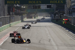 Max Verstappen, Red Bull Racing RB13, Kimi Raikkonen, Ferrari SF70H, Felipe Massa, Williams FW40 y E