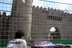 Sergio Perez, Sahara Force India observe Esteban Ocon, Sahara Force India VJM10 après son accident