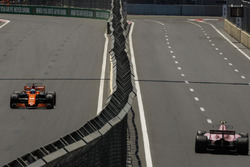 Fernando Alonso, McLaren MCL32 and Esteban Ocon, Sahara Force India VJM10