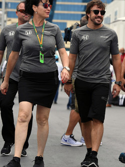 Fernando Alonso, McLaren e Silvia Hoffer Frangipane, addetta stampa McLaren