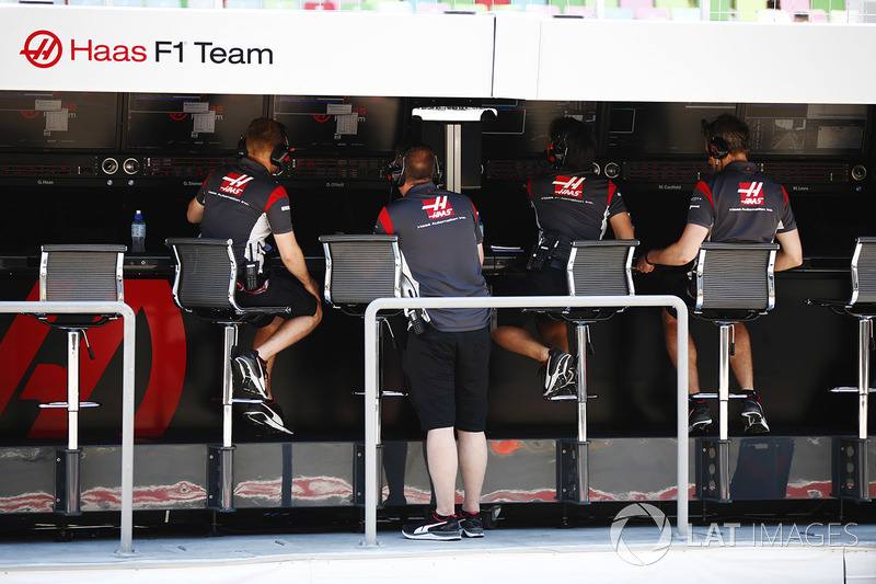 Il team Haas F1 Team team al muretto box