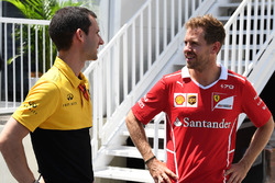 Гонщик Ferrari Себастьян Феттель и директор Renault Sport F1 по развитию двигателя Реми Таффен
