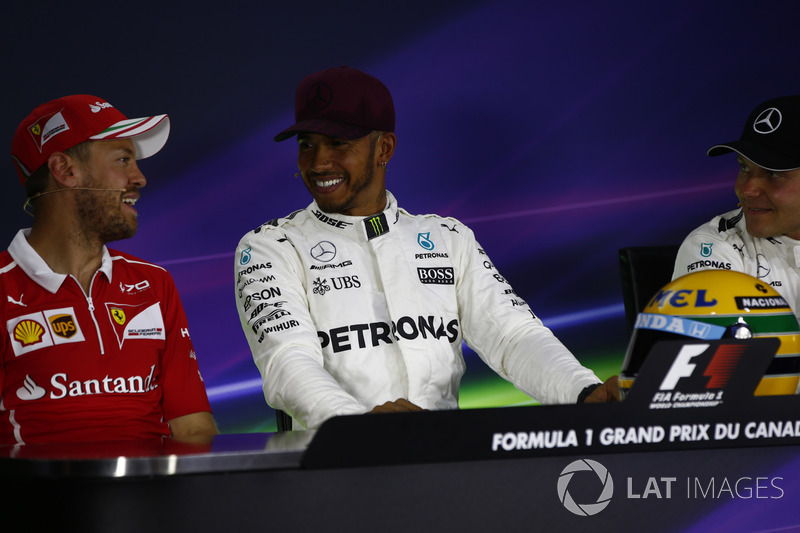 Ganador de la pole Lewis Hamilton, Mercedes AMG F1, Sebastian Vettel, Ferrari, Valtteri Bottas, Mercedes AMG F1
