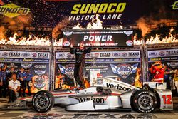 Il vincitore Will Power, Team Penske Team Penske Chevrolet festeggia in Victory Lane