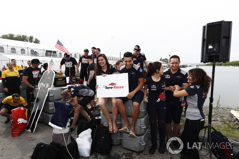 Команда Haas F1 Team и Scuderia Toro Rosso в гонке на плотах