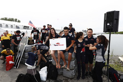 I team Haas F1 Team e Scuderia Toro Rosso per la raft race
