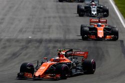 Stoffel Vandoorne, McLaren MCL32, Fernando Alonso, McLaren MCL32