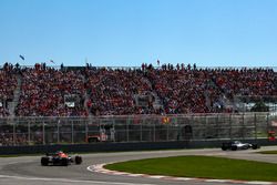 Lance Stroll, Williams FW40 and Fernando Alonso, McLaren MCL32