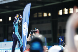 Sébastien Buemi, Renault e.Dams, fête sa victoire dans le parc fermé