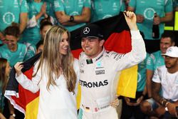 Nico Rosberg, Mercedes AMG F1 celebrates his World Championship with wife Vivian Rosberg and the tea