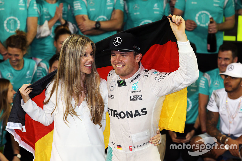 Nico Rosberg, Mercedes AMG F1 festeggia il suo Titolo Mondiale con sua moglie Vivian Rosberg e il team