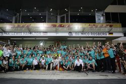 Nico Rosberg, Mercedes AMG F1 celebra su campeonato con el equipo y su esposa Vivian Rosberg