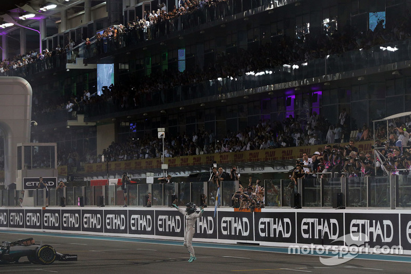 Nico Rosberg, Mercedes AMG F1 celebra su segunda posición y Campeonato del mundo al final de la carr