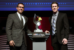 Eric Suro, Ingersoll Rand, y Carl Edwards, Joe Gibbs Racing Toyota posan con el premio Ingersoll Ran