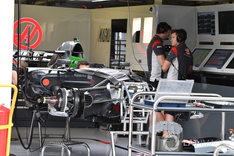 Автомобиль Haas VF-17 в гараже