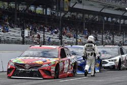 Kyle Busch, Joe Gibbs Racing Toyota, Martin Truex Jr., Furniture Row Racing Toyota, Kevin Harvick, Stewart-Haas Racing Ford