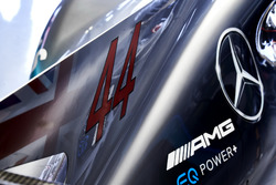 La cubierta del motor en el coche de Lewis Hamilton, Mercedes AMG F1 W08