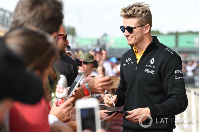 Nico Hulkenberg, Renault Sport F1 Team signs autographs for the fans